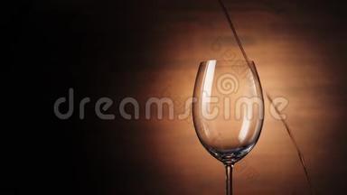 豪华红酒。 手把美味的葡萄酒从间歇喷泉在酒杯棕色背景。 玫瑰酒